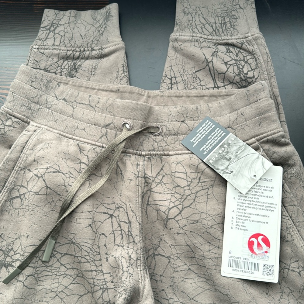 NWT Lululemon  joggers 6 perfect. Never used condition. Smoke-free pet free